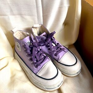 Girls sneaker good condition. Size 3